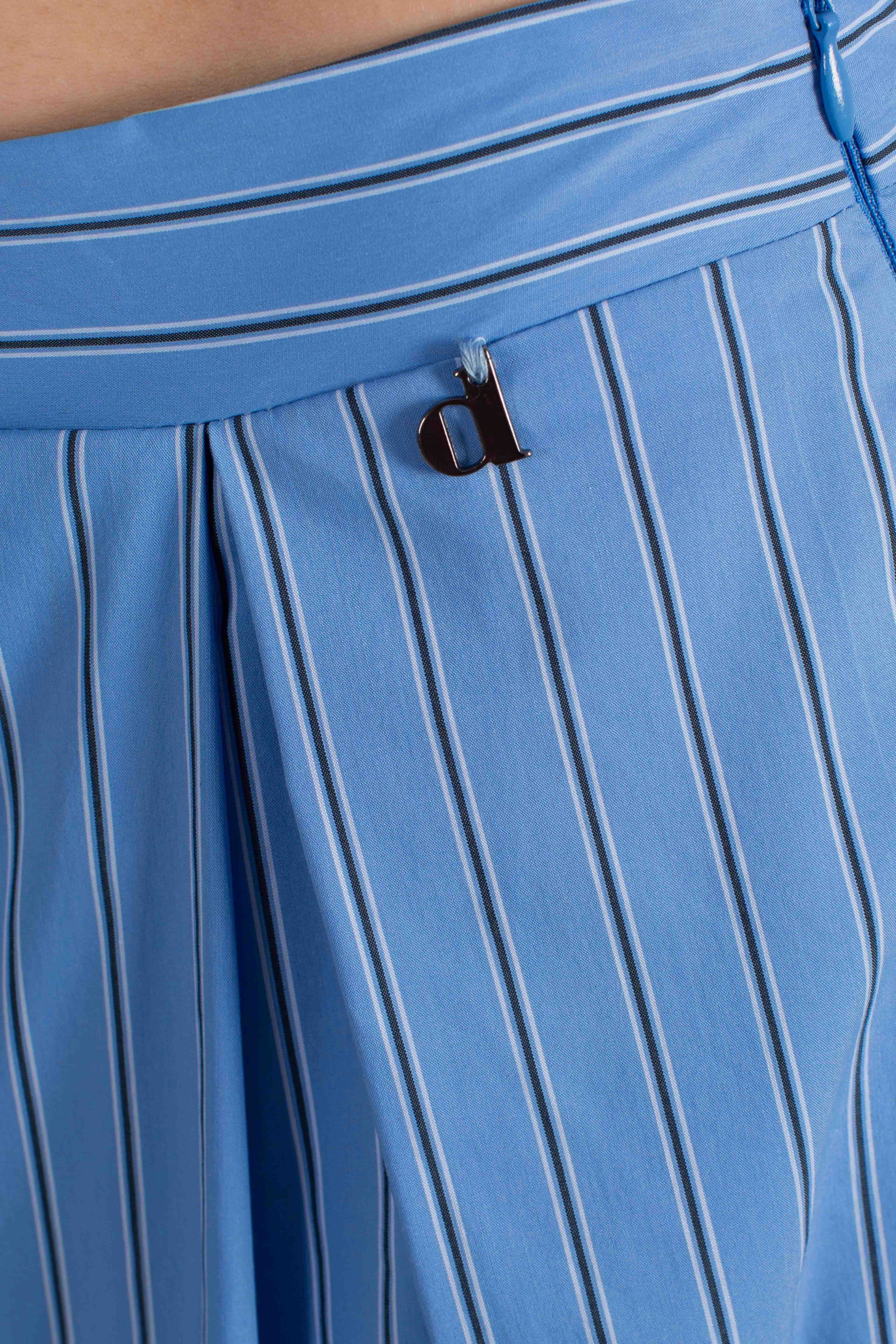 Gonna midi azzurra a righe con pieghe