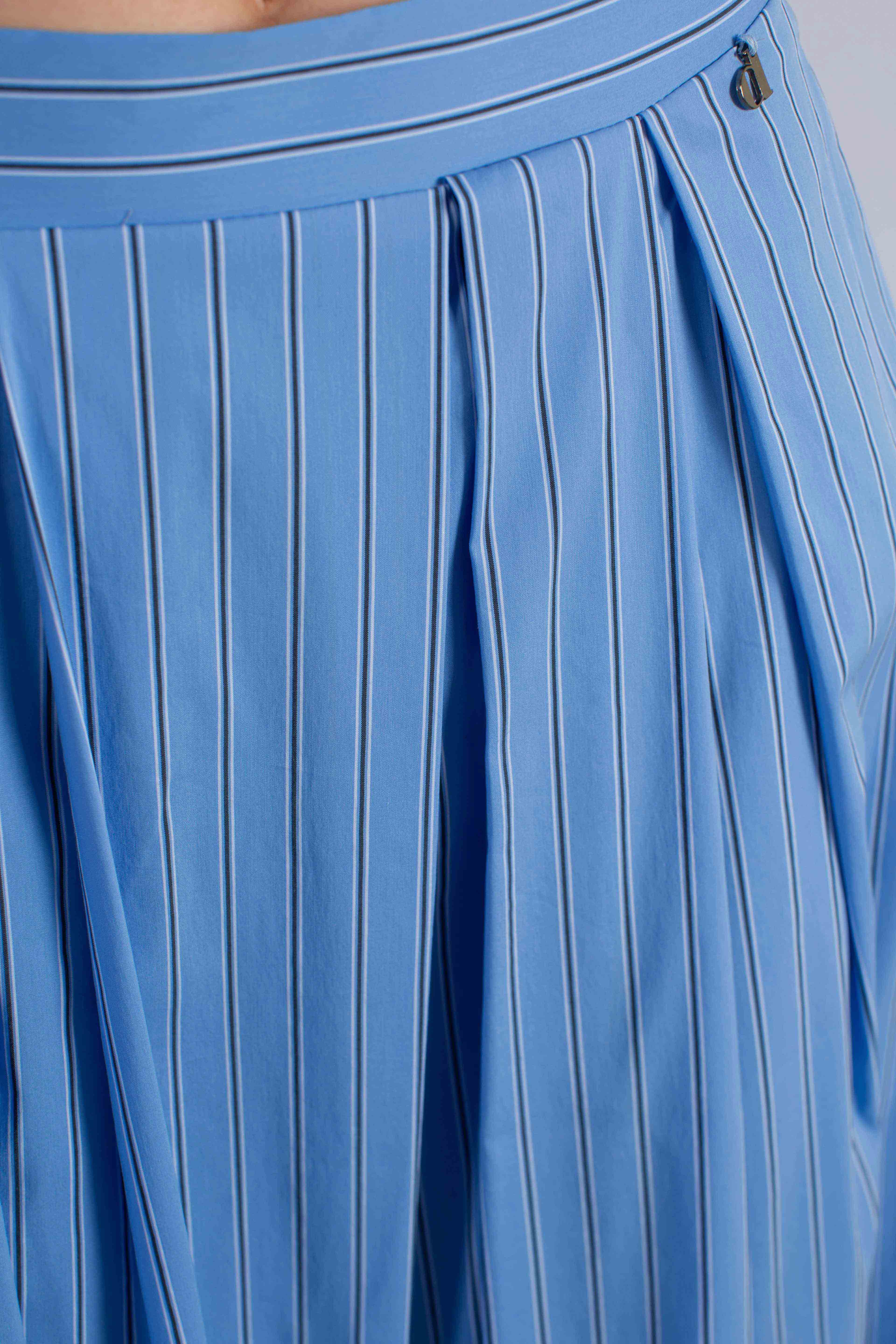 Gonna midi azzurra a righe con pieghe