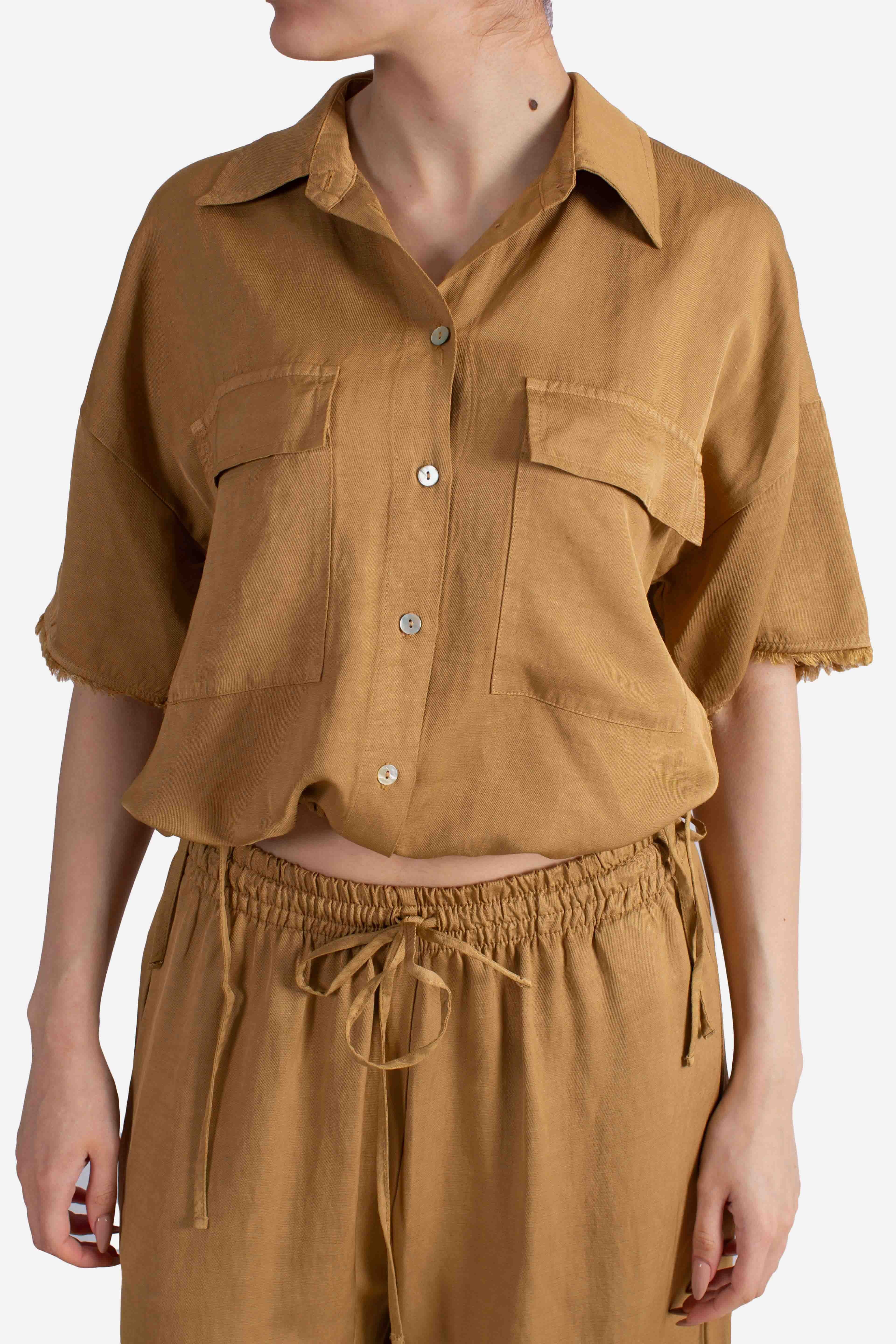 Camicia donna color tabacco con tasche e manica corta
