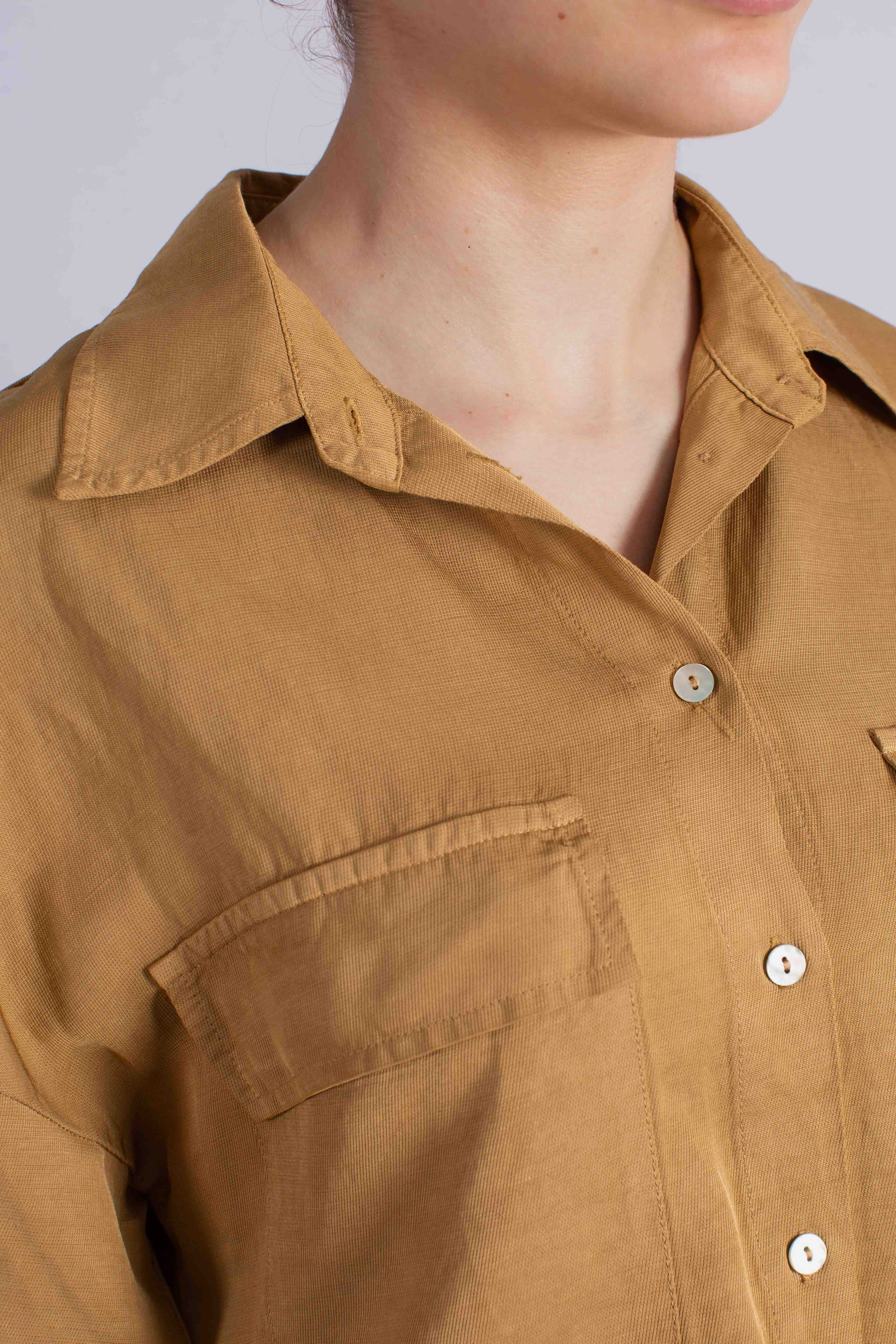 Camicia donna color tabacco con tasche e manica corta