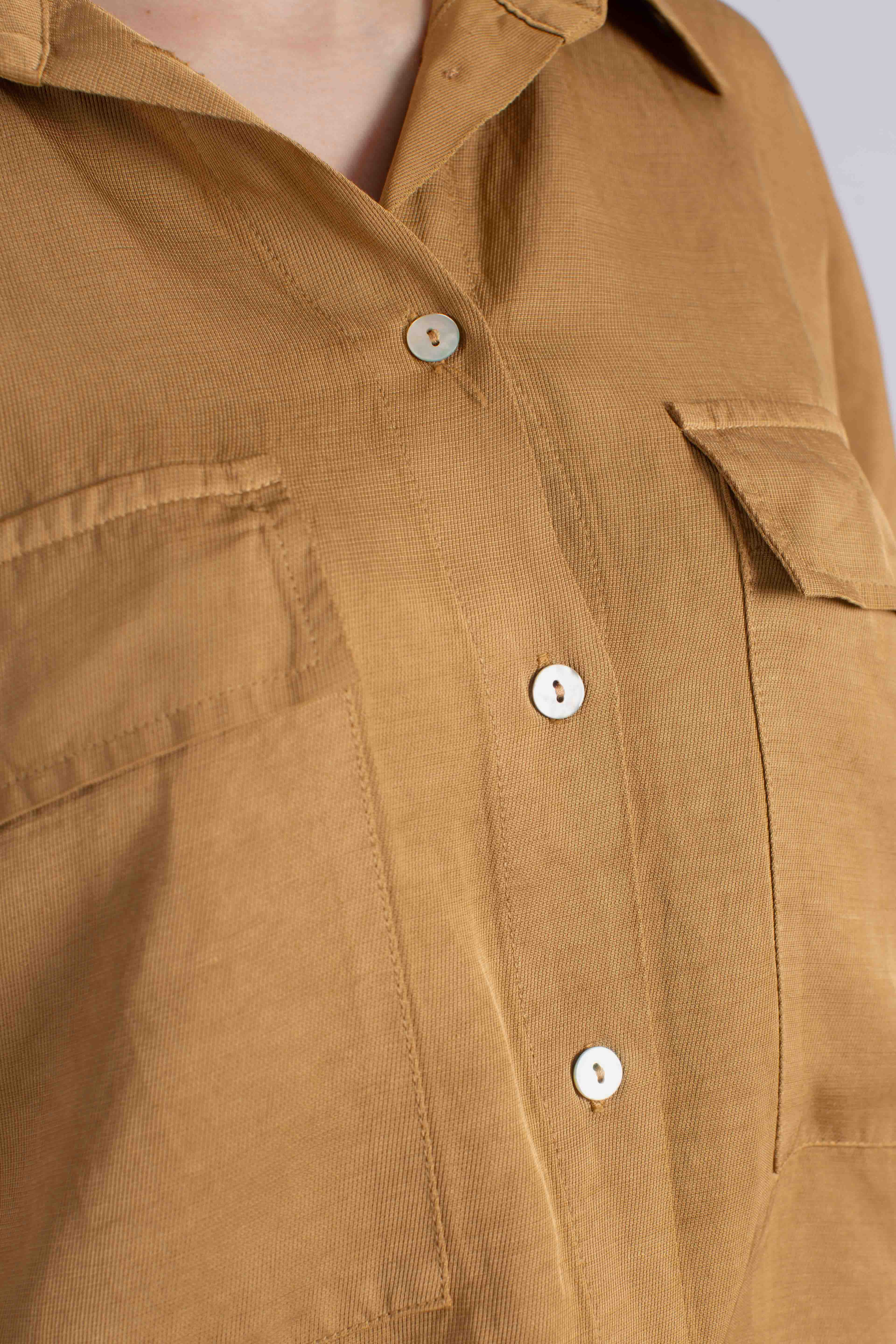 Camicia donna color tabacco con tasche e manica corta