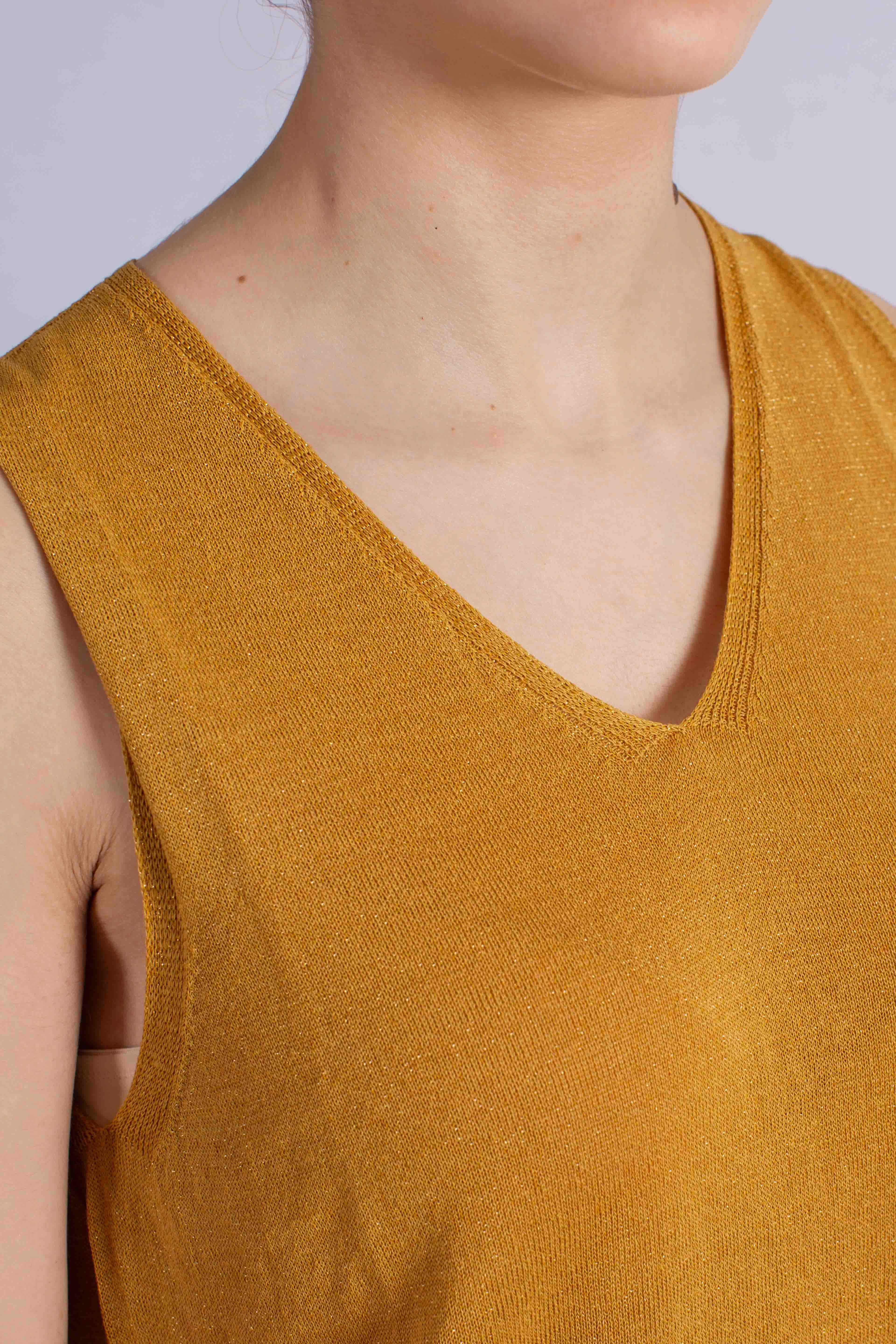 Top smanicato donna in maglia color senape