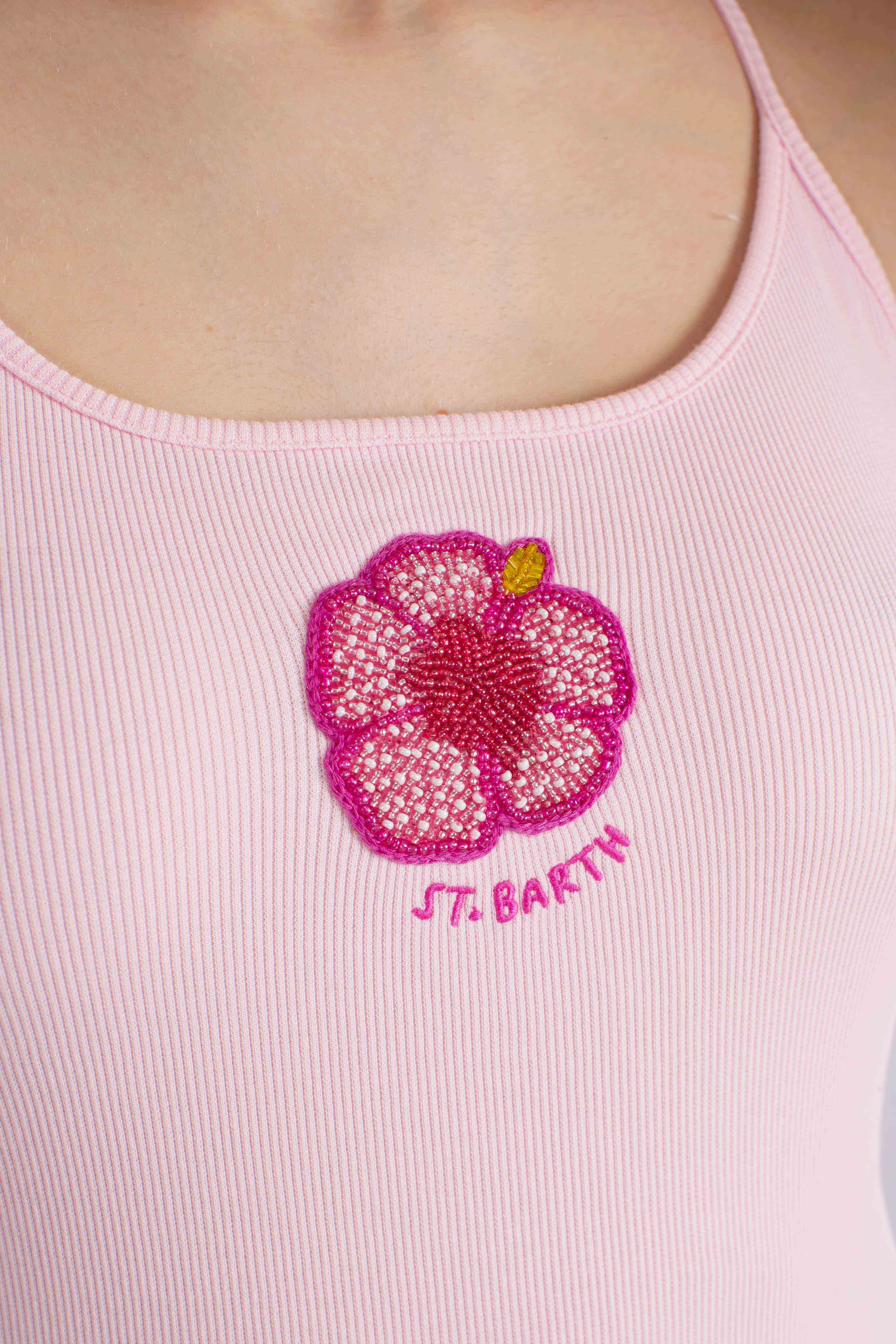 Canottiera Zaira rosa con logo ricamato e patch con perline