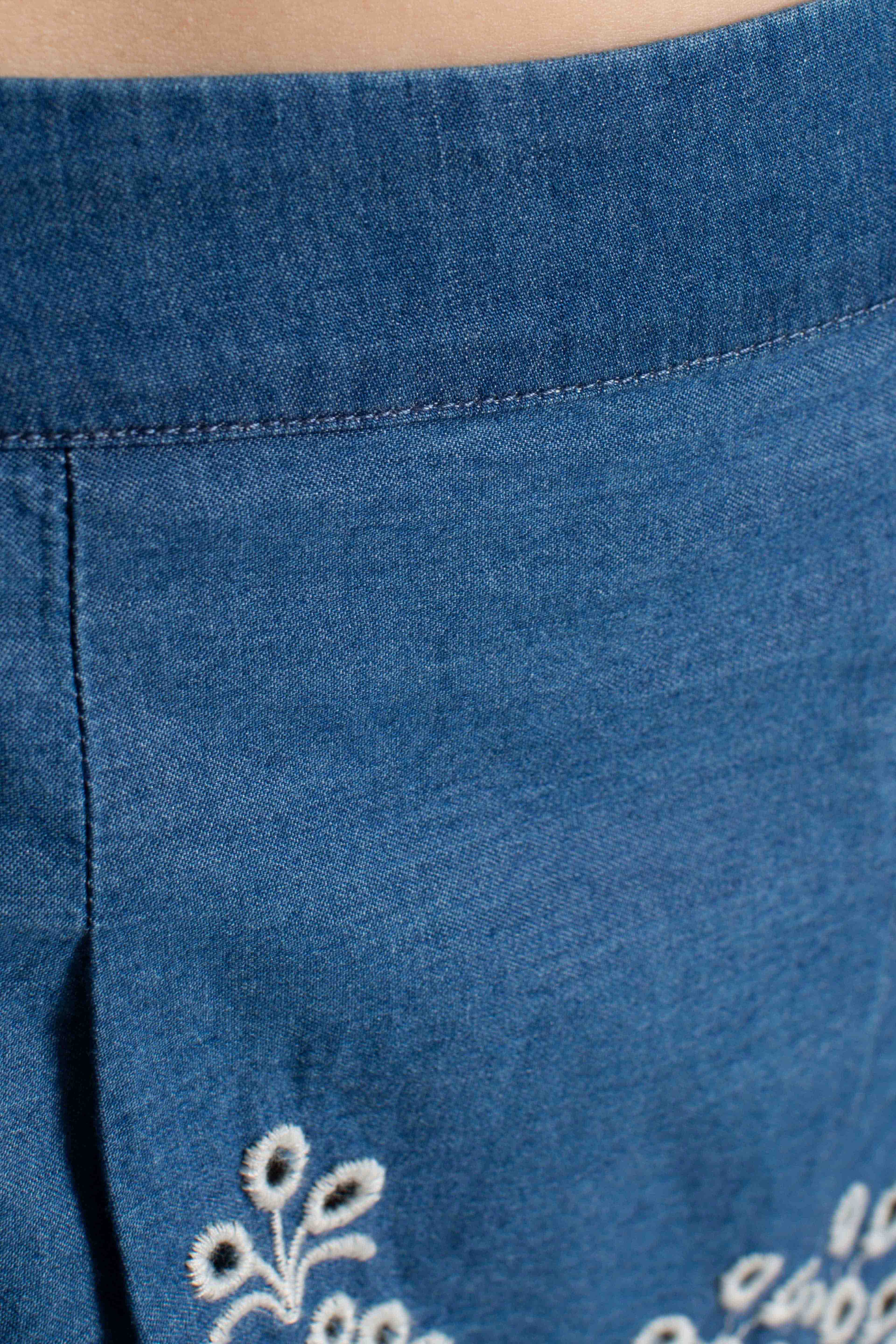 Short Amani in chambray con ricamo