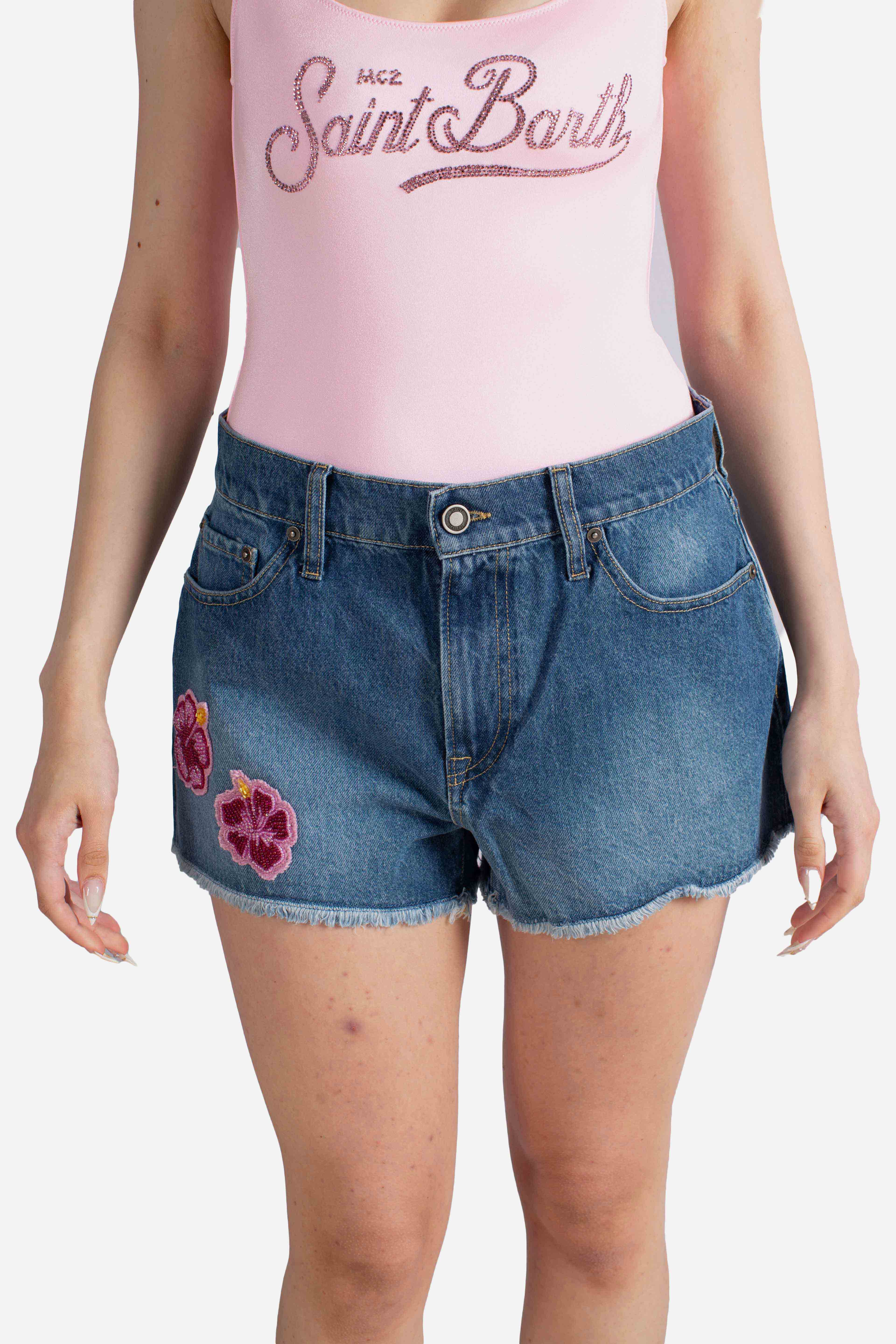 Shorts Musa in denim con patch floreali ricamate