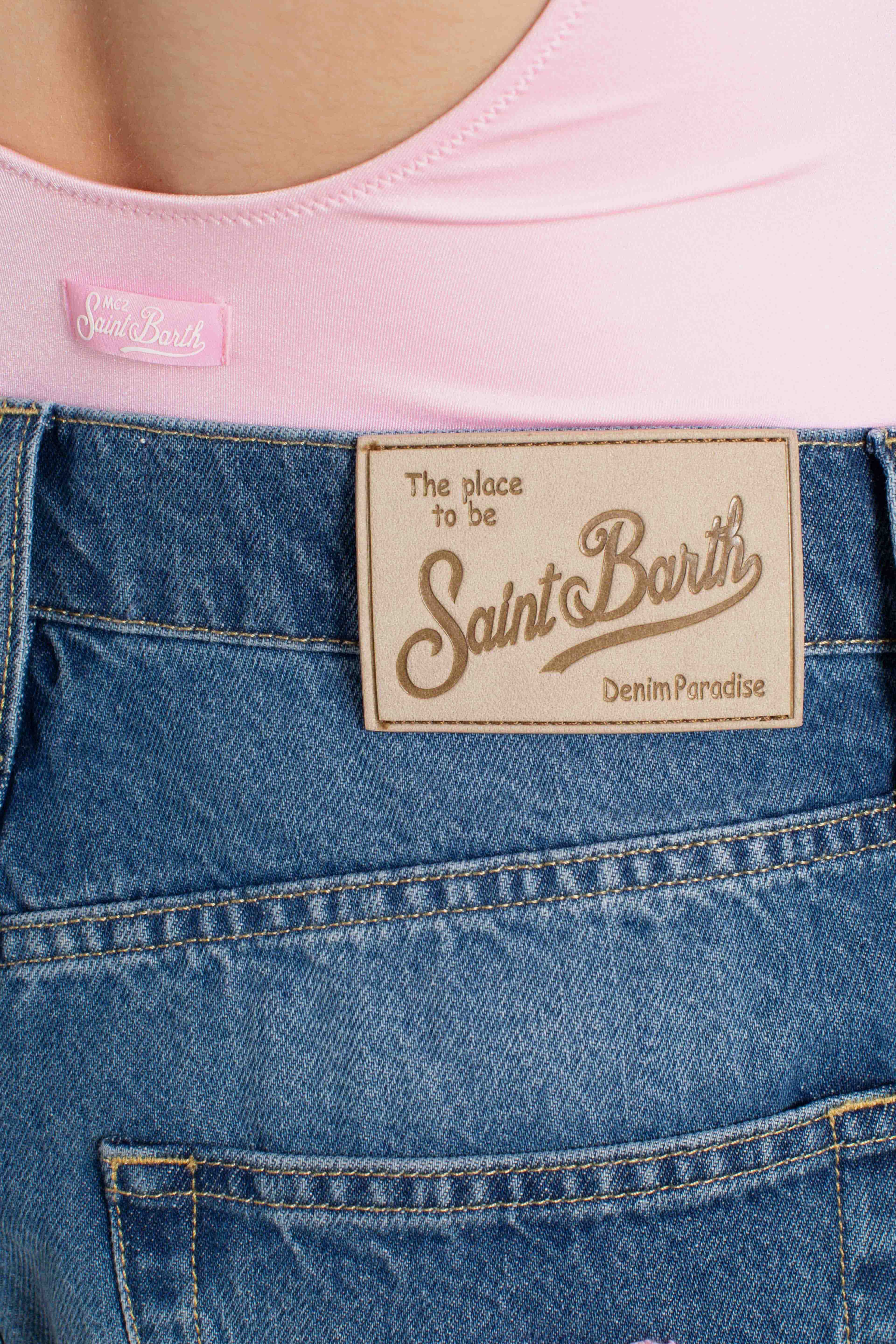 Shorts Musa in denim con patch floreali ricamate