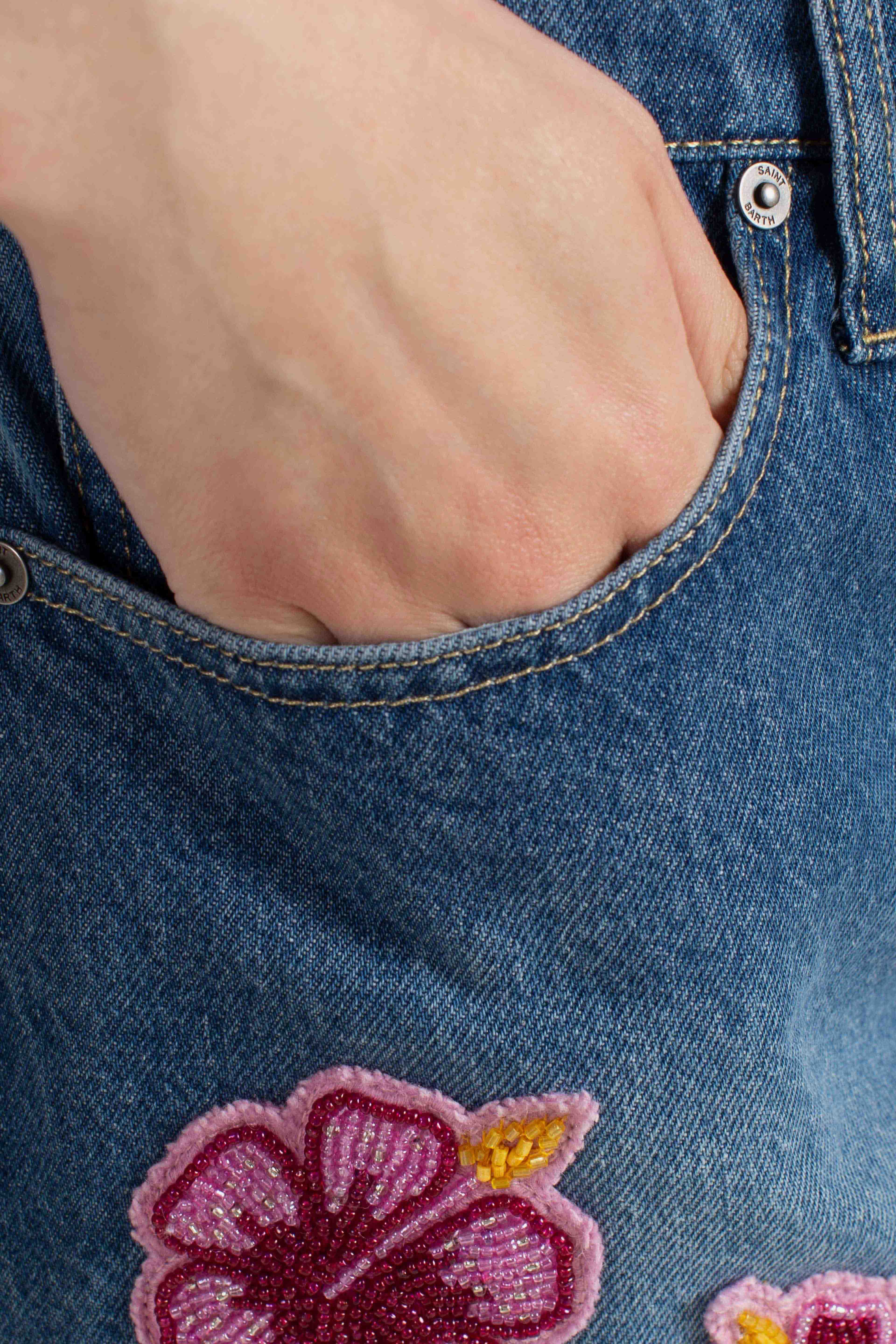 Shorts Musa in denim con patch floreali ricamate
