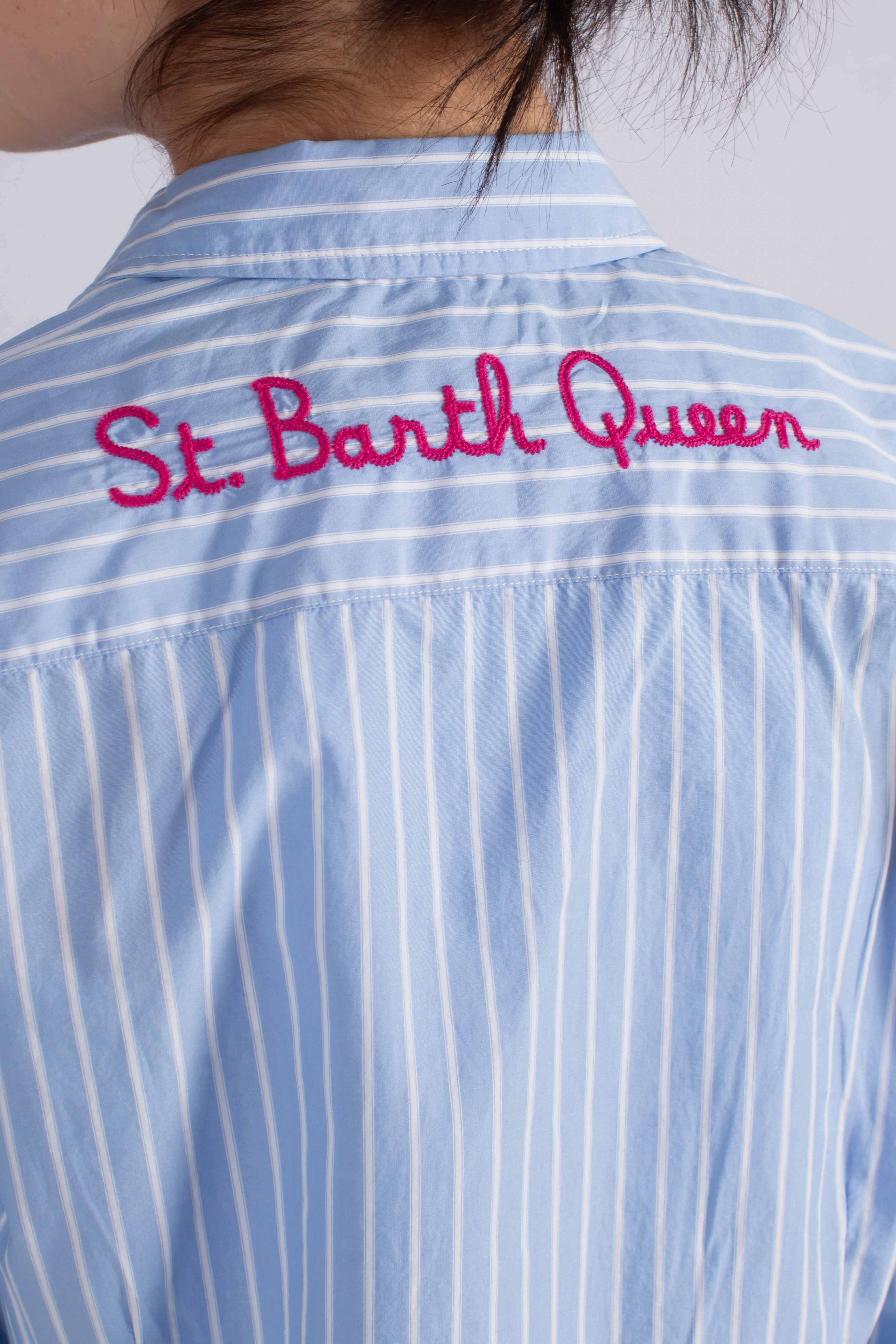 Camicia Meredith in cotone a righe azzurre con ricamo St. Barth Queen