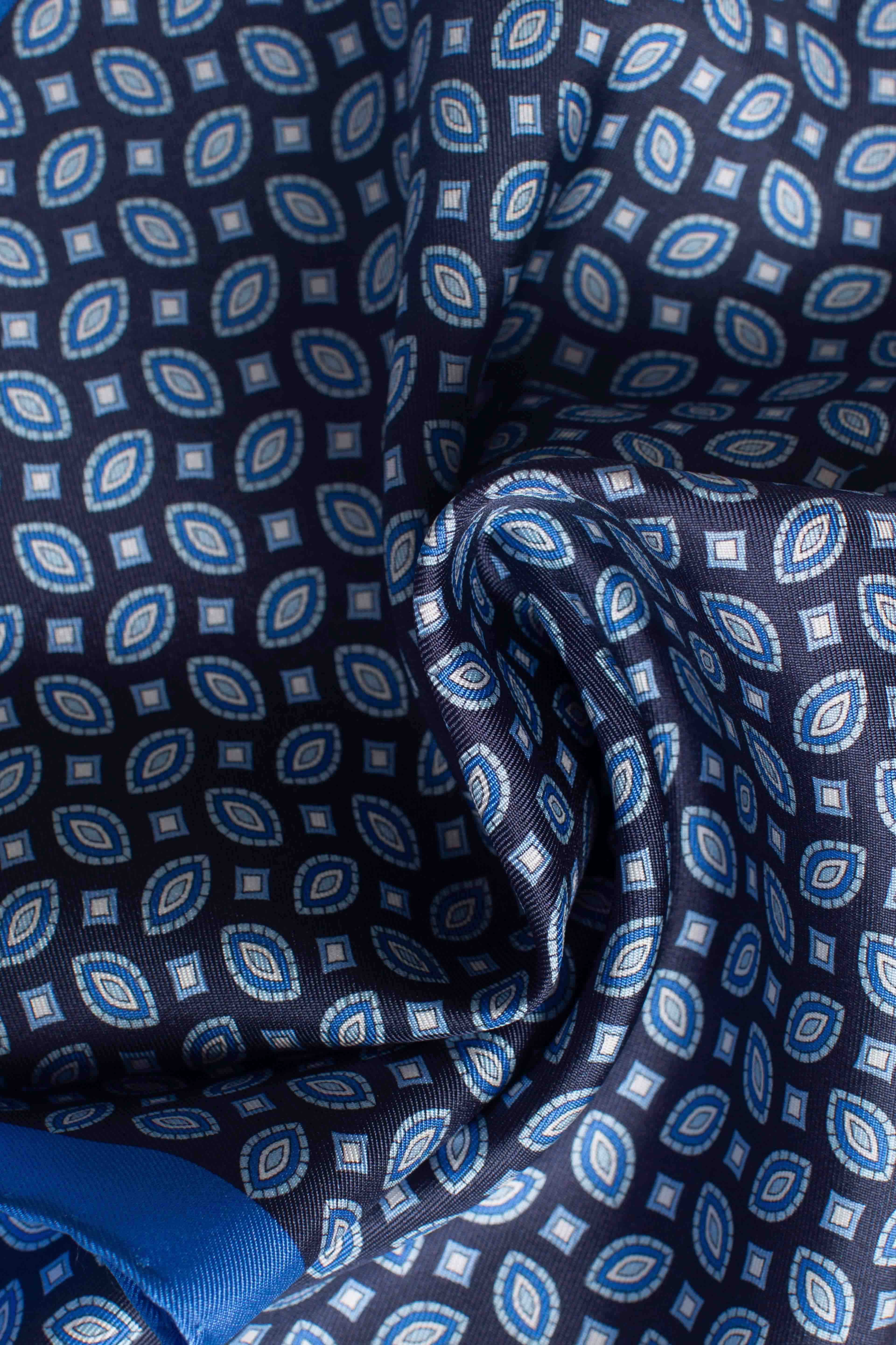 Pochette in seta semi rombi blu