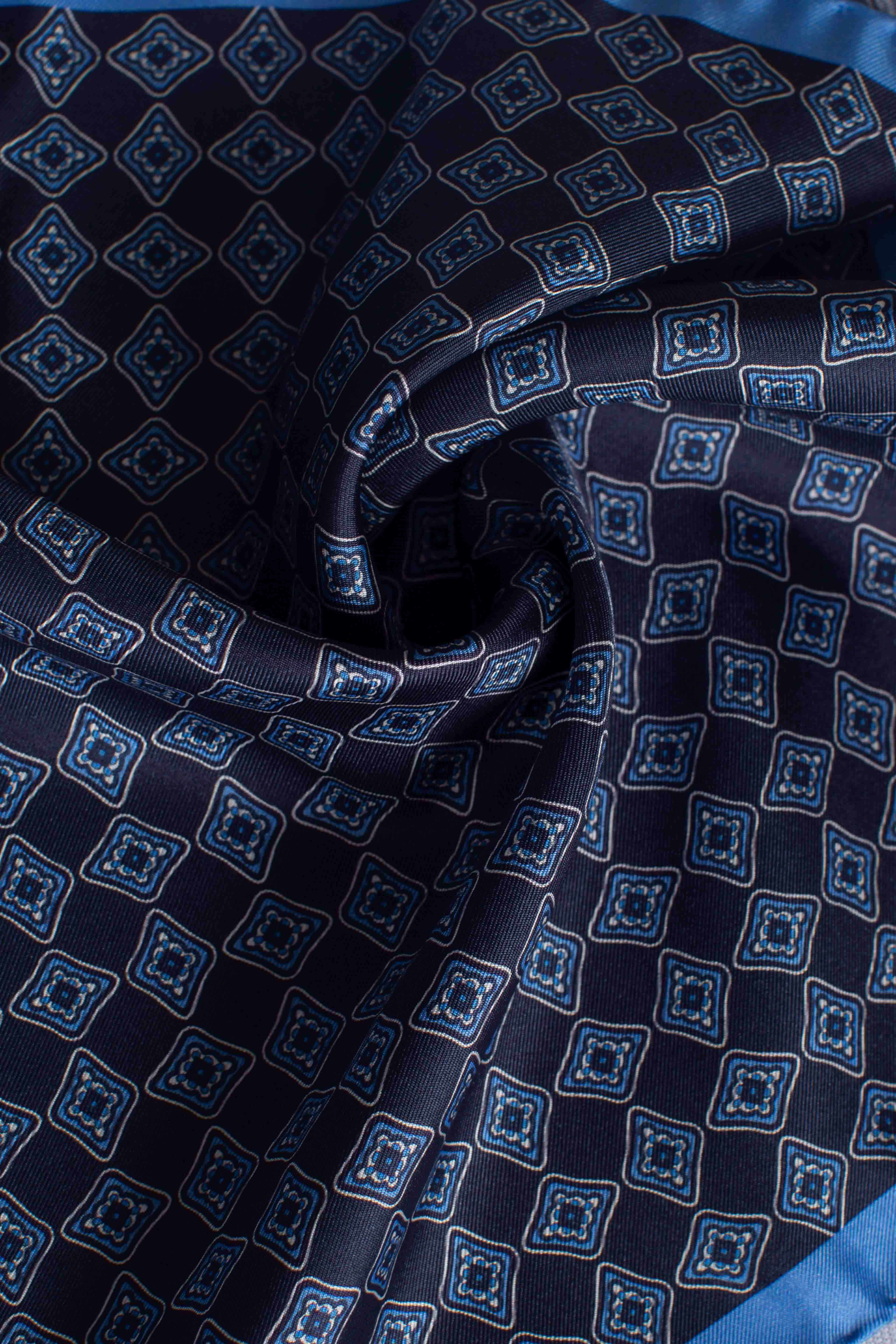 Pochette in seta medaglie blu