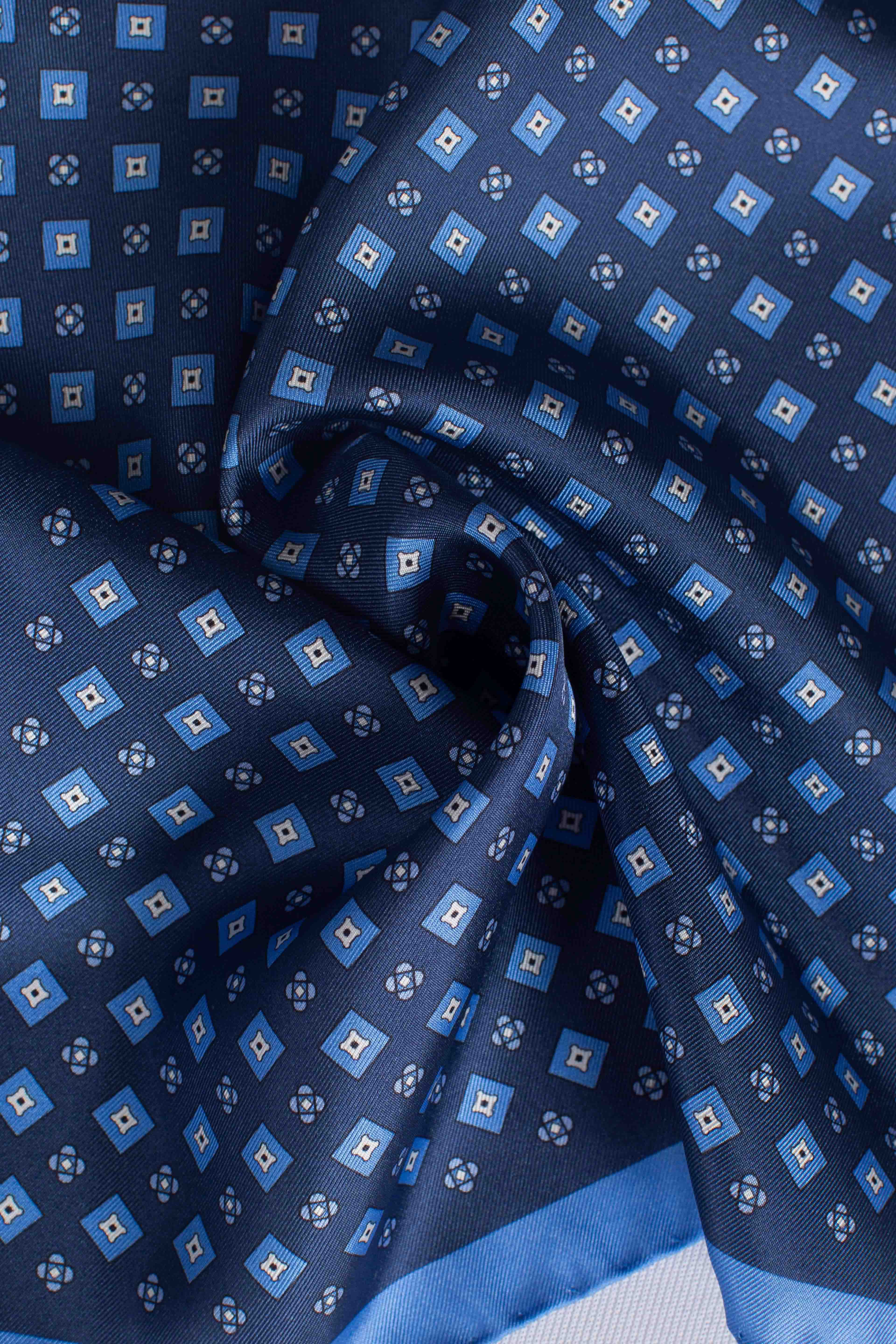 Pochette in seta rombi blu