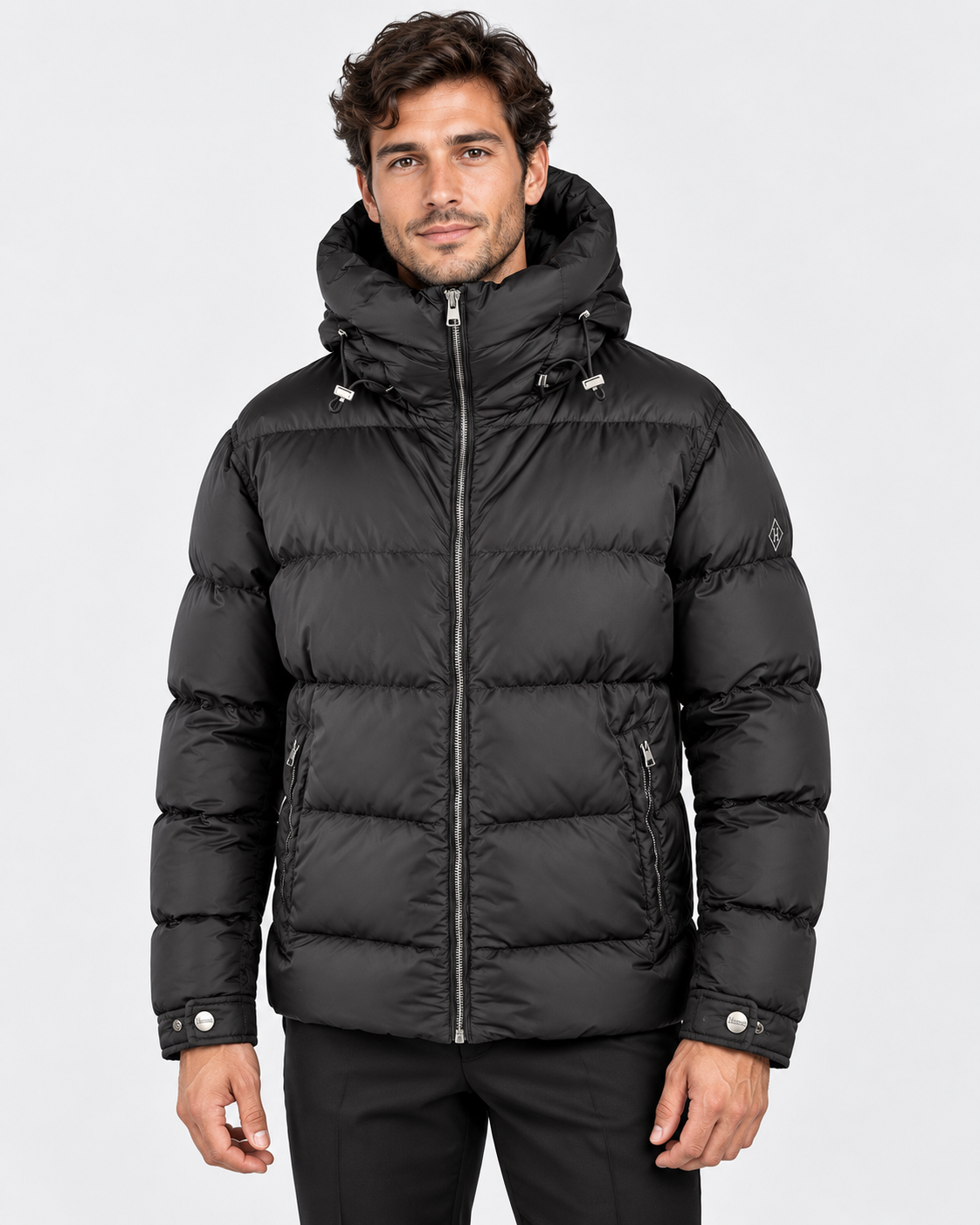 Vista frontale del piumino Herno nero con cappuccio regolabile, zip centrale e polsini con bottoni a pressione.