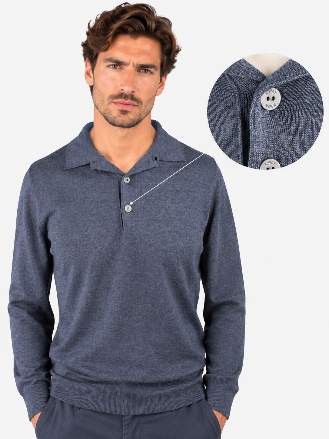 Polo K-Way Rey blu indossata, con ingrandimento dei bottoni firmati K-Way e della maglia