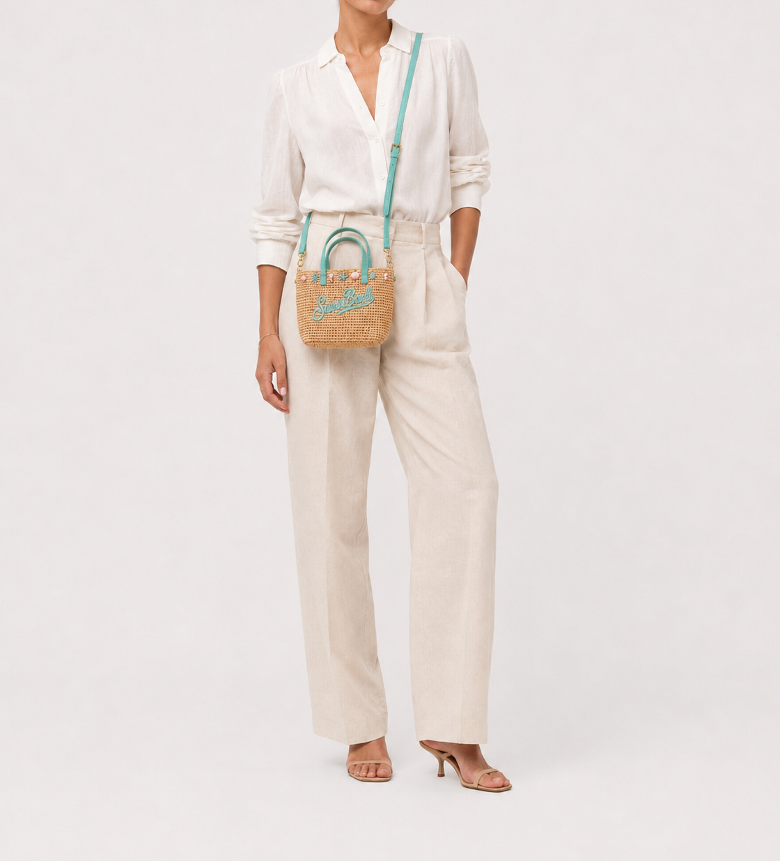 Borsa City mini in raffia con charms applicati e logo ricamato