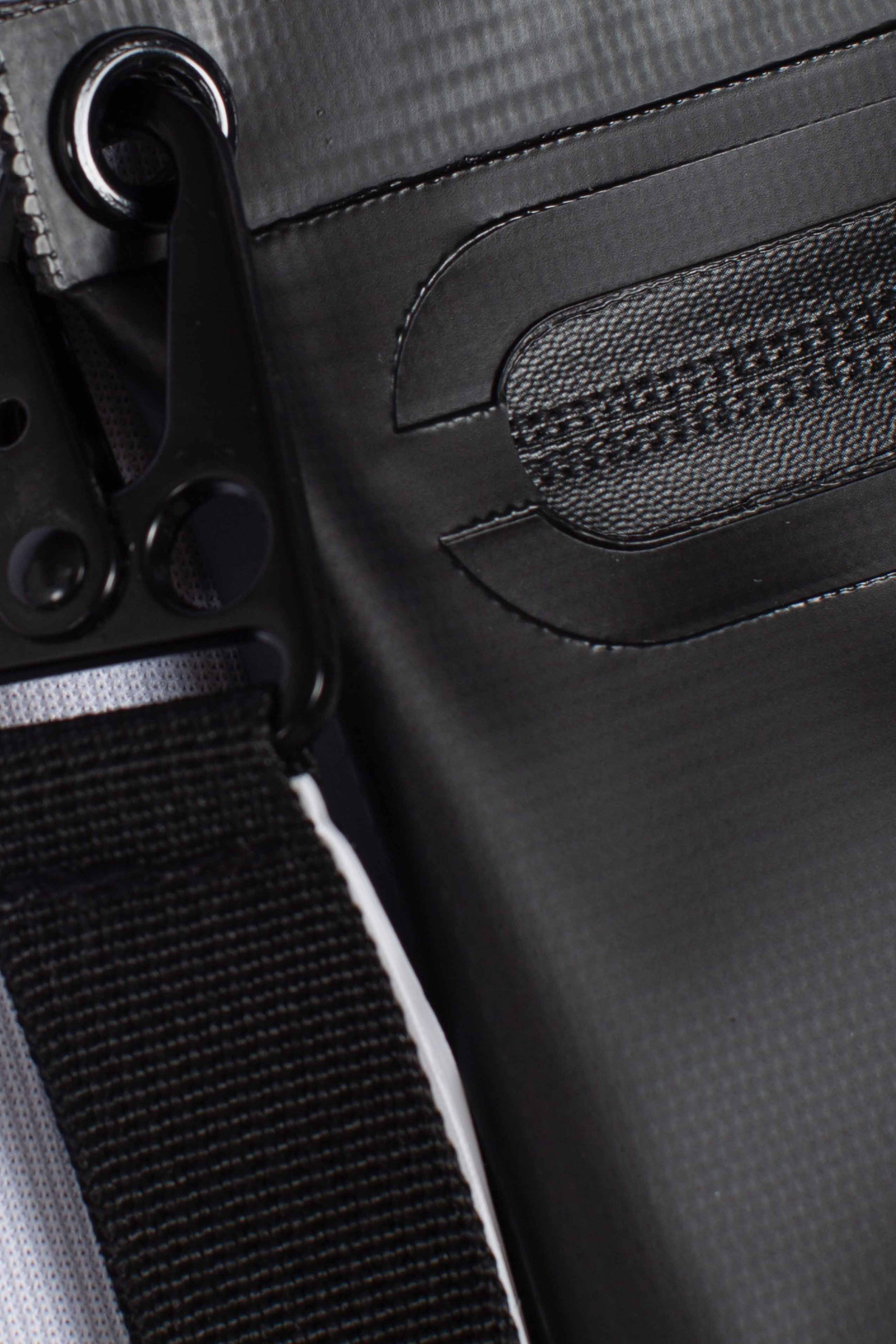 Pochette Aline black water-resistant