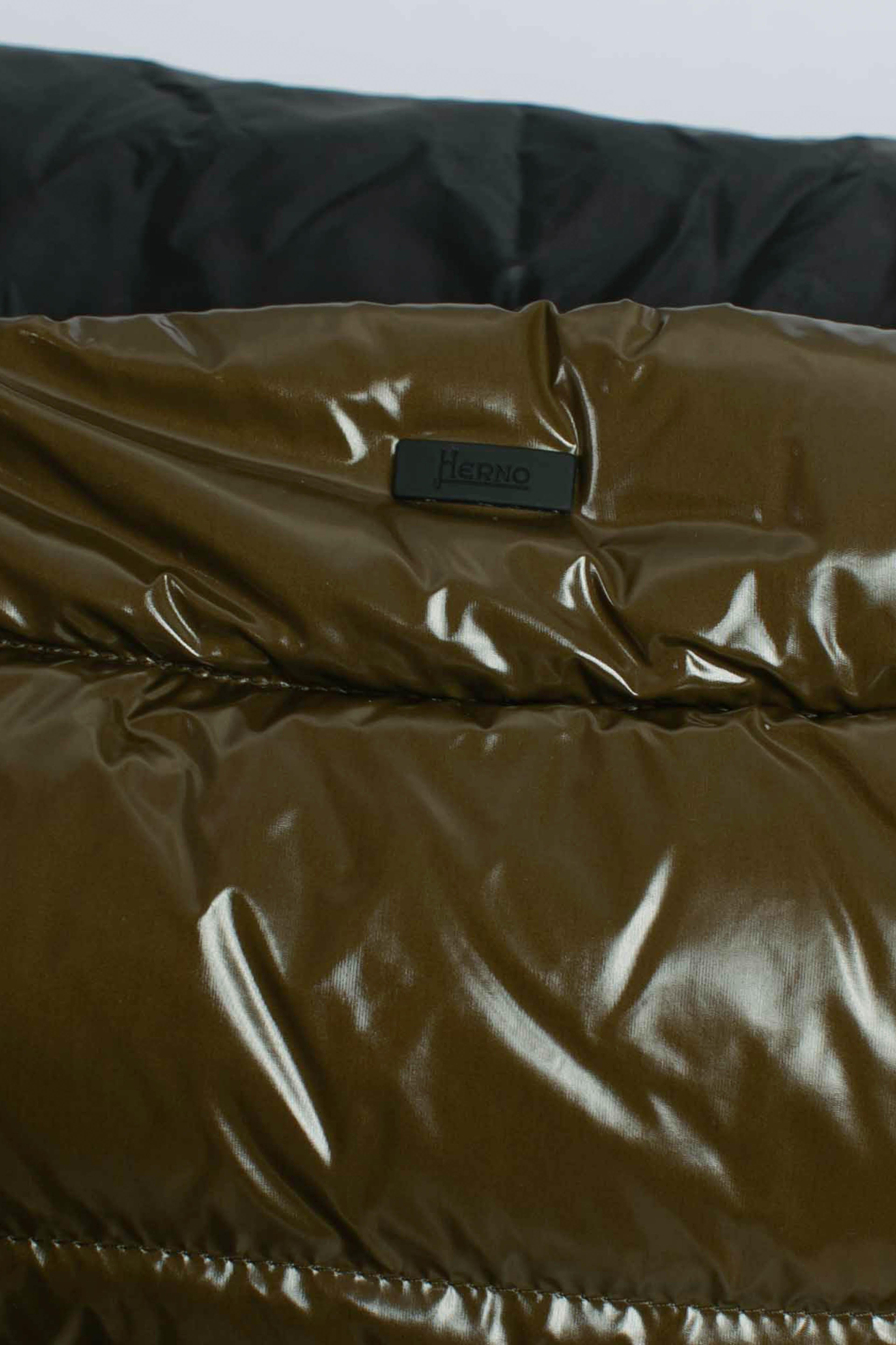 Piumino militare con cappuccio in nylon gloss lucido effetto lacca PI001133U12220Z7740 HERNO