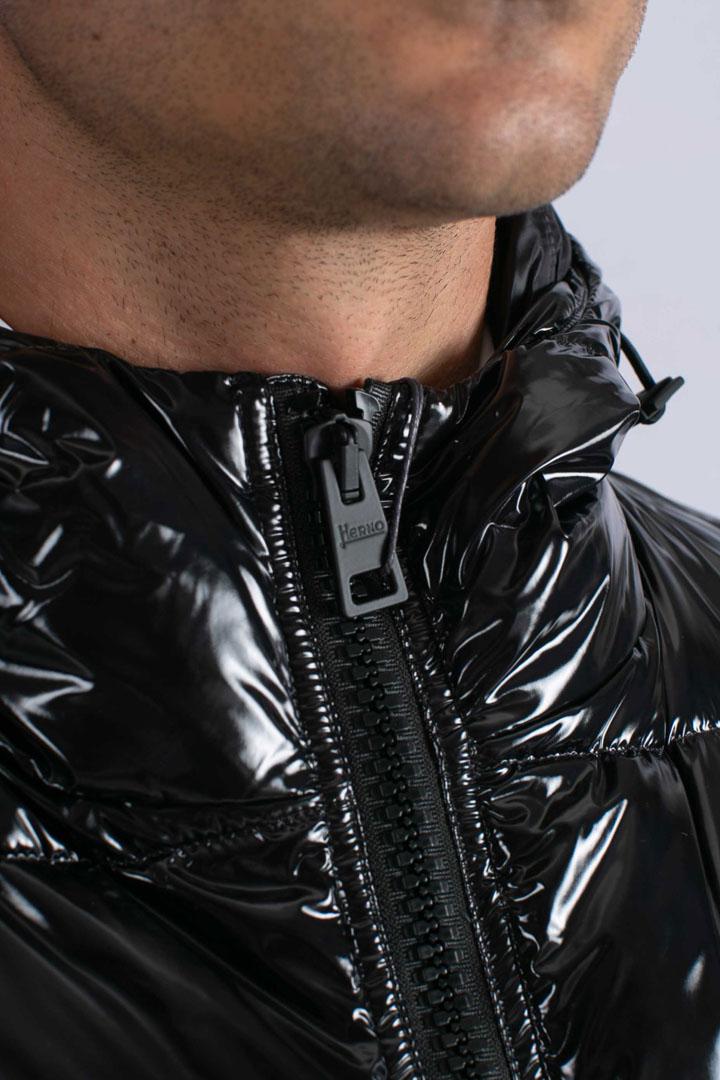 Piumino nero con cappuccio in nylon gloss lucido effetto lacca PI001133U12220Z9300 HERNO