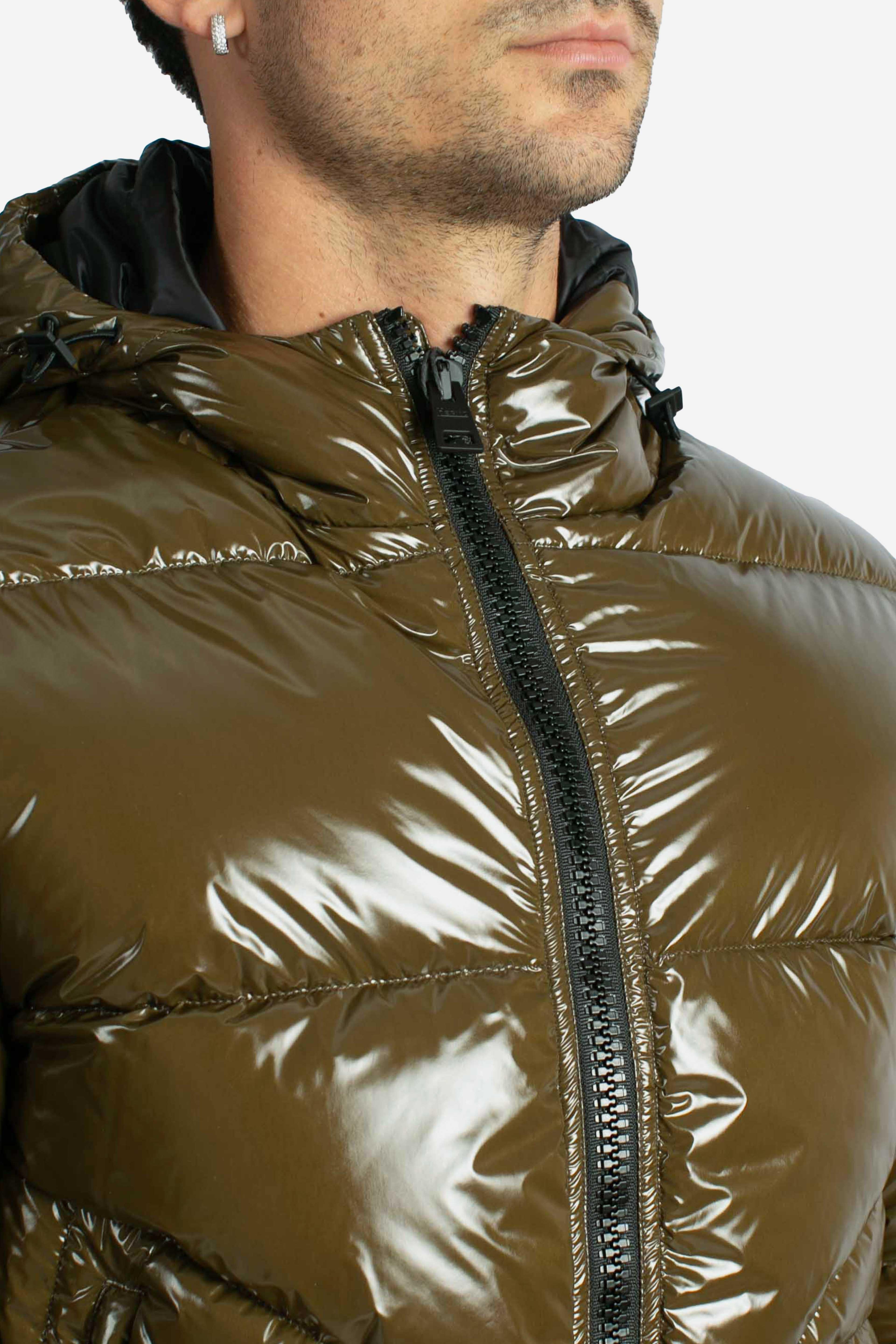 Piumino militare con cappuccio in nylon gloss lucido effetto lacca PI001133U12220Z7740 HERNO