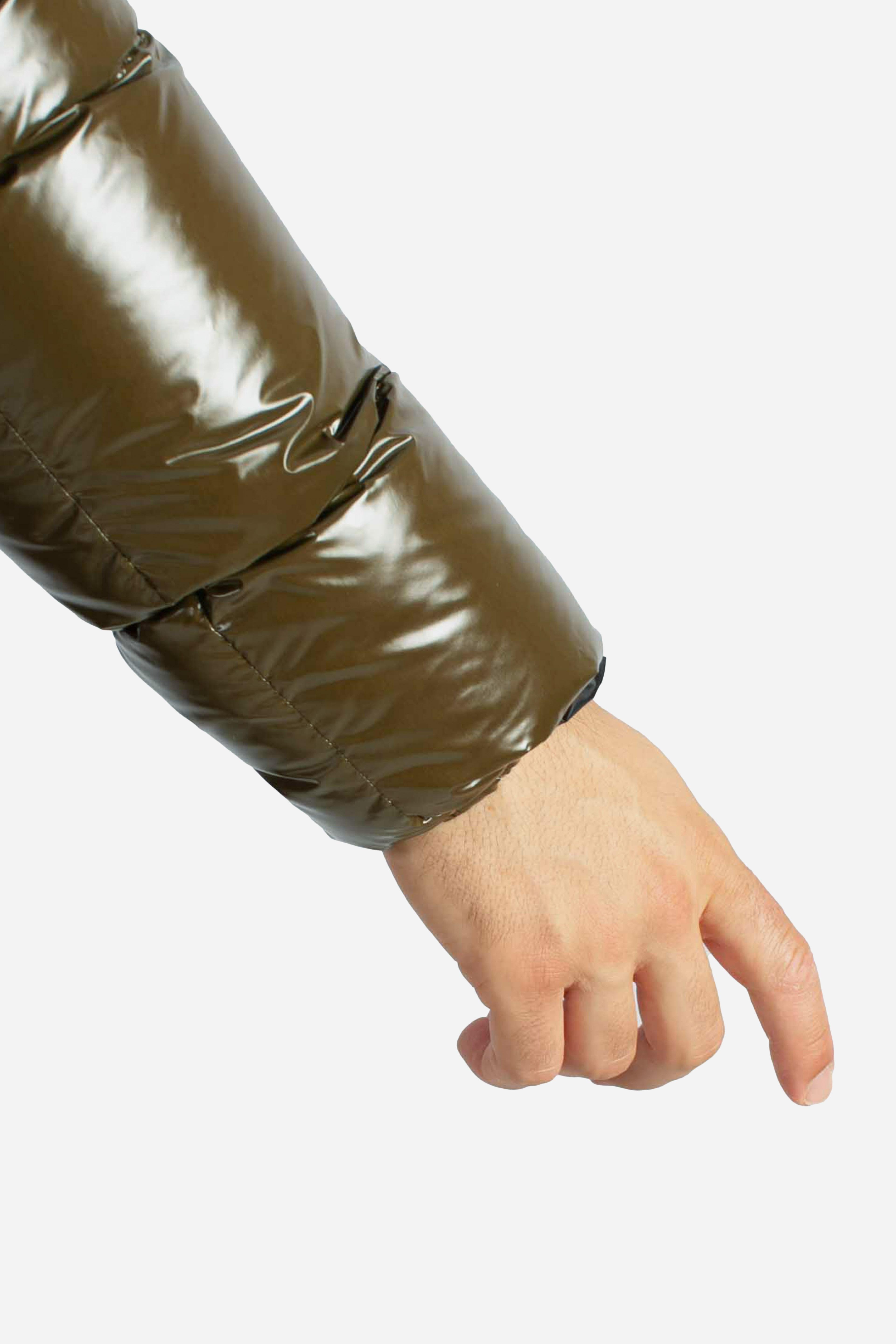 Piumino militare con cappuccio in nylon gloss lucido effetto lacca PI001133U12220Z7740 HERNO