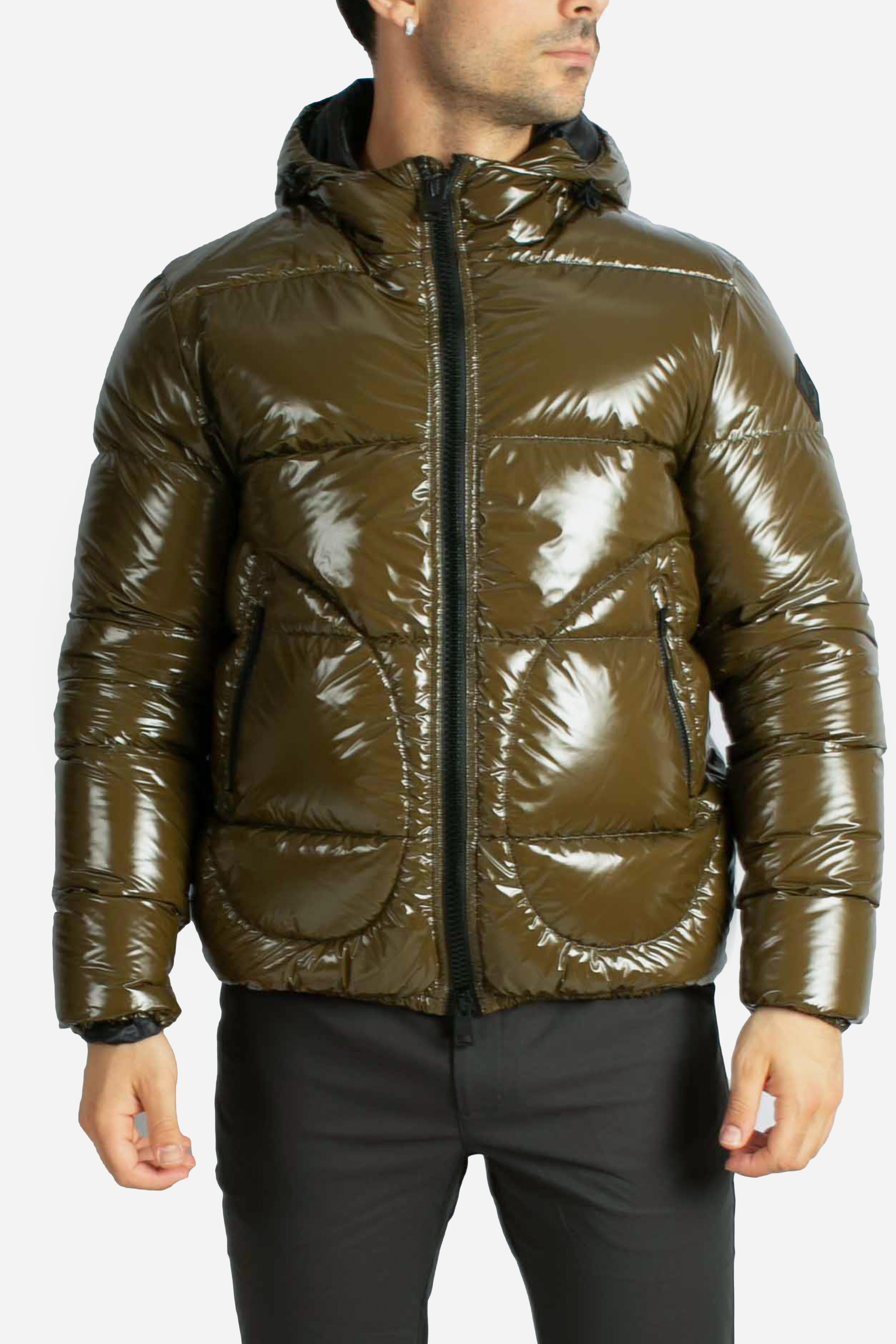 Piumino militare con cappuccio in nylon gloss lucido effetto lacca PI001133U12220Z7740 HERNO